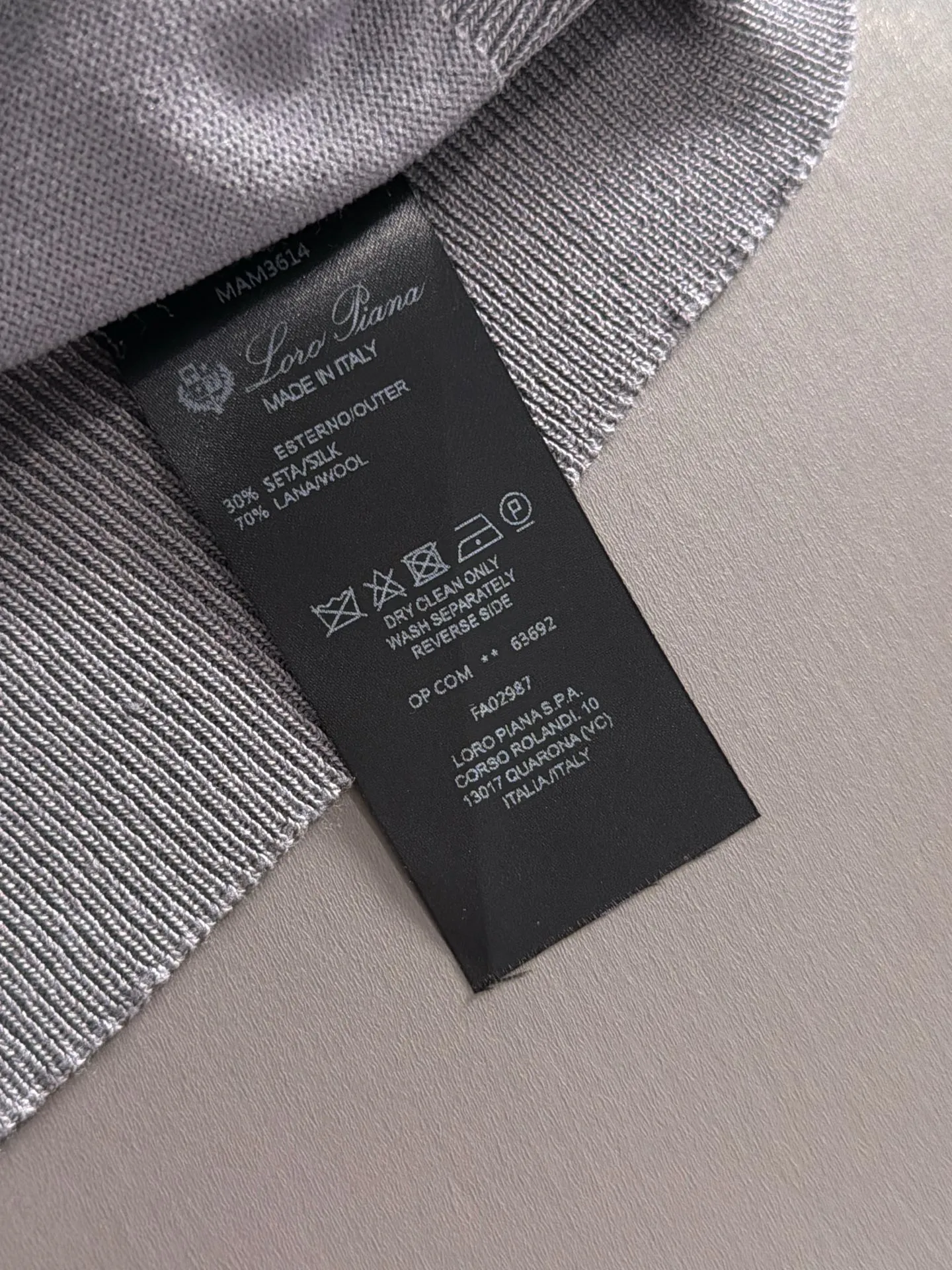 LP high quality Loro Piana 26ss New Arrival men's short-sleeved knitted T-shirt. Made of combed cotton yarn knitted cotton fabric, no pressure when entering and exiting the counter. Exclusive control of raw materials. It feels substantial when weighed, and the upper body is more textured than ordinary T-shirts. This texture can handle the weather easily and is suitable for both hot and cold! Loose fit design, looks noble. The only correct version is available Size: M to 4XL